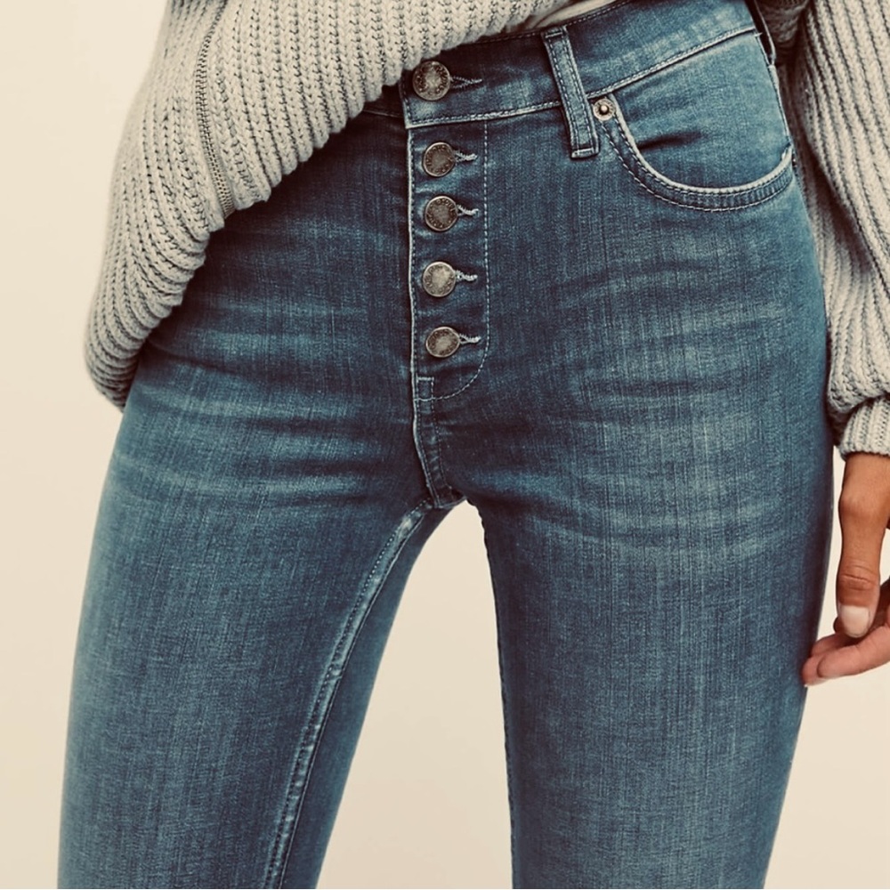 Free People Super High Waisted /Rib cage Jeans. Lightly worn. Very sexy Denim.